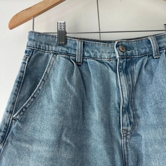 American Eagle Pleated Classic Blue Mom Jean Shorts - Picture 3 of 6
